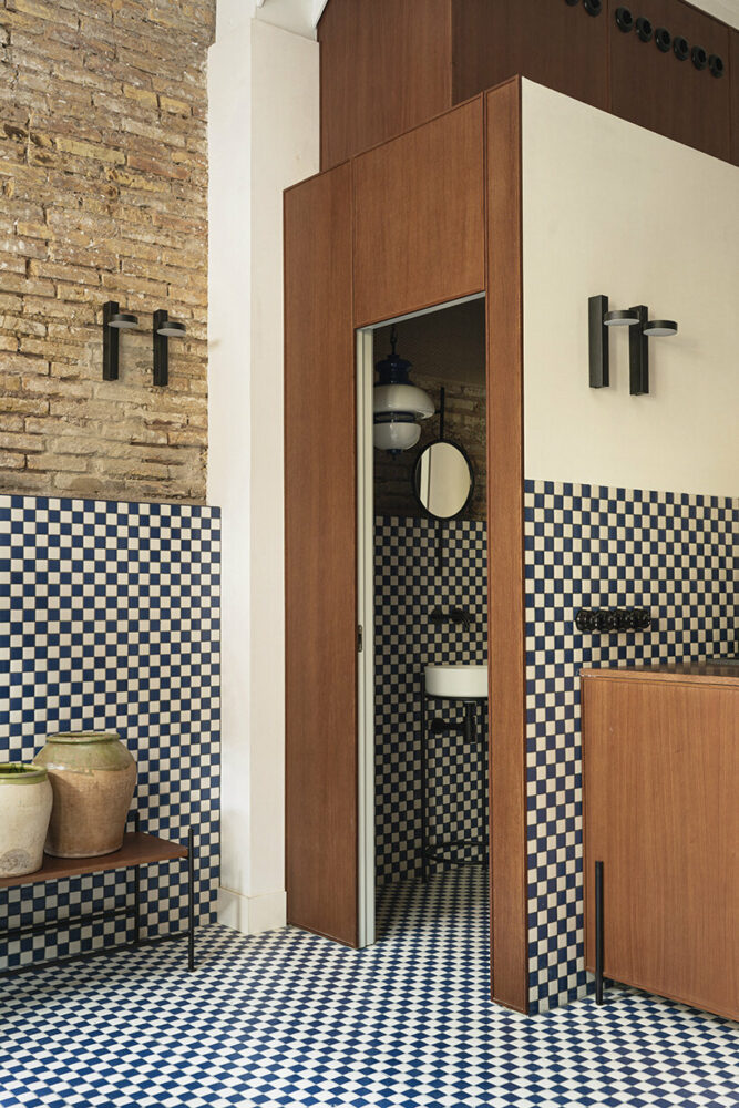 viruta lab uplifts 1940s valencian house with a ‘sea’ of checkered surfaces