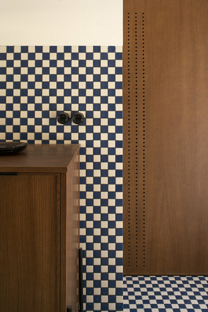 viruta lab uplifts 1940s valencian house with a ‘sea’ of checkered surfaces