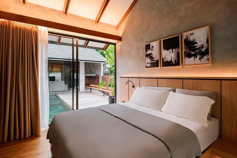 the bedroom is arranged directly adjacent to the garden and swimming pool
