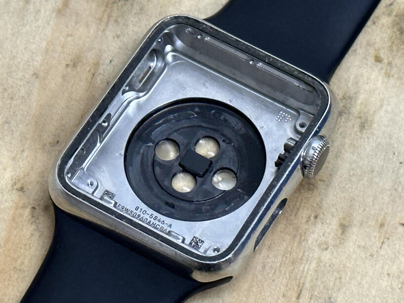 video: turning e-waste apple watch into a mechanical timepiece 