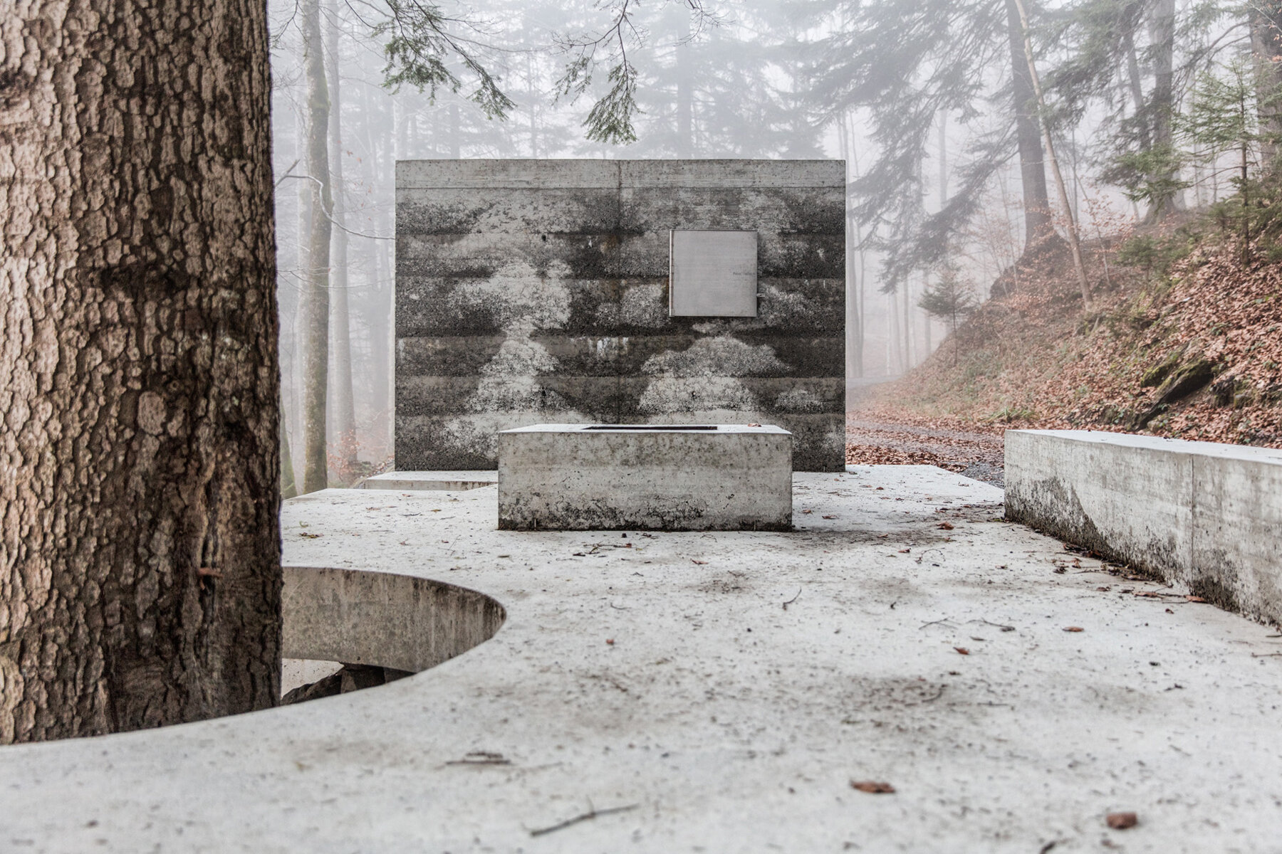 masella-cabin-concrete-curves-marte-marte-austria-designboom-21800