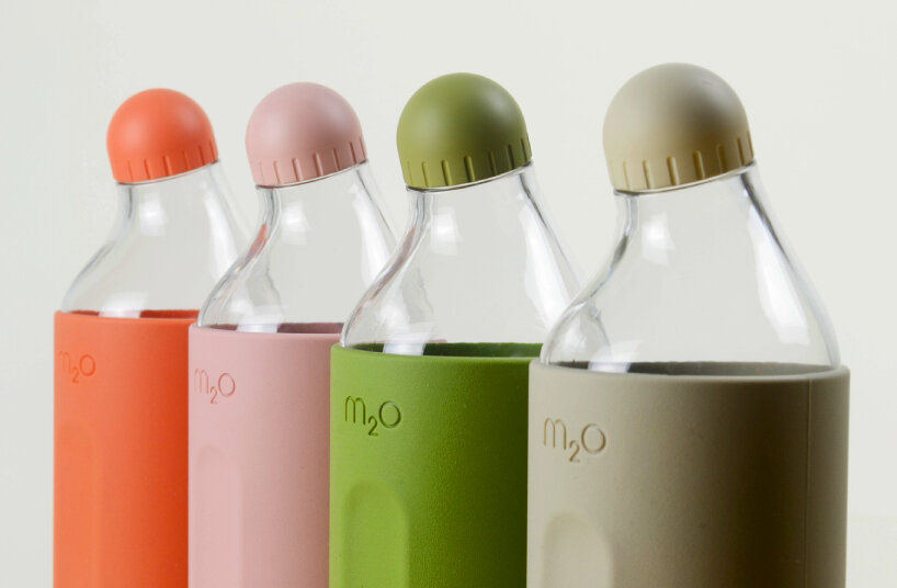https://www.designboom.com/wp-content/uploads/2023/08/michael-young-m20-reusable-water-bottle-designboom-02.jpg