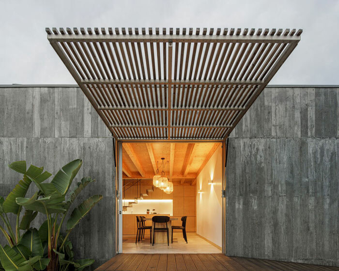 pedro henrique's palheiro beach house disguises solid concrete as wood