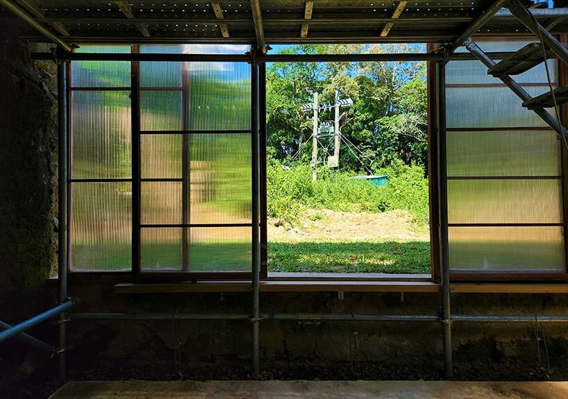 the interior enjoys views to the front garden through translucent sliding screens