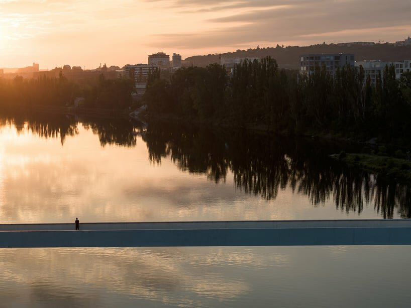 the minimal profile of the structure reflects on the water