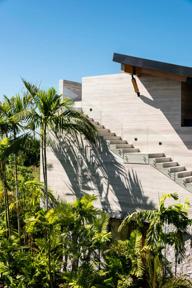 a palette of light tones was chosen to harmonize with the lush green environment and the azure shades of the nearby sea