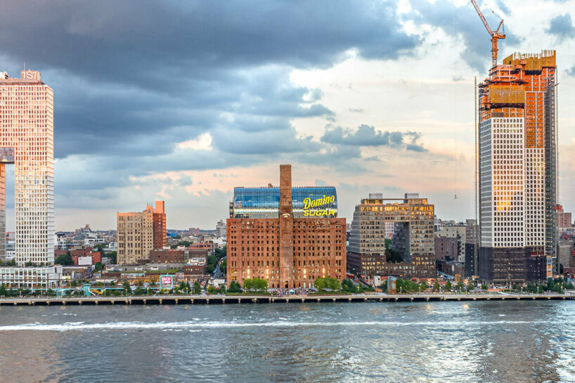 the building's height matched early Manhattan skyscrapers across the river, making it the first grand addition to the Brooklyn waterfront’s skyline
