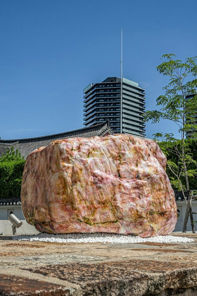 the exhibition showcases stones of various sizes, shapes, and colors