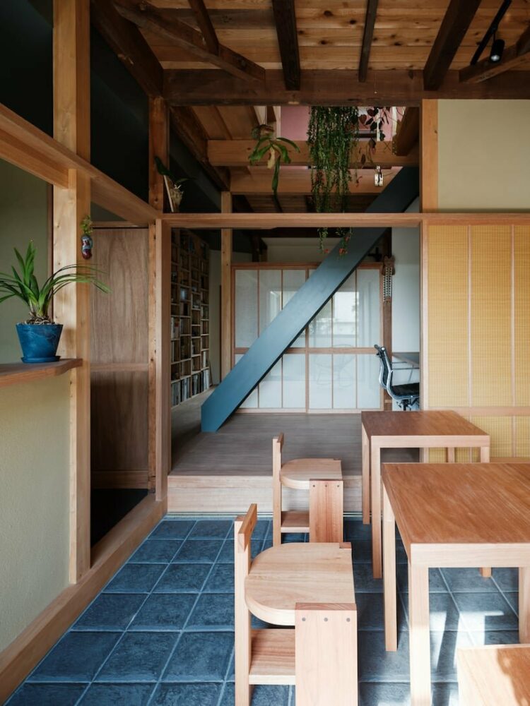 Sudare doors separate the functions, while Shoji screens allow views through the house and to the backyard