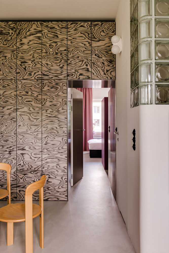 entrance to the bedroom 