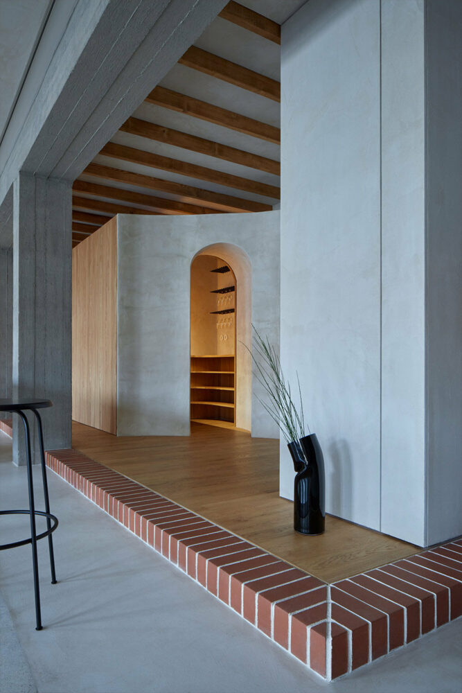 the materiality of the floors and ceiling visually divides the house into three spaces: the communal space, the residential space, and the owner’s bedroom