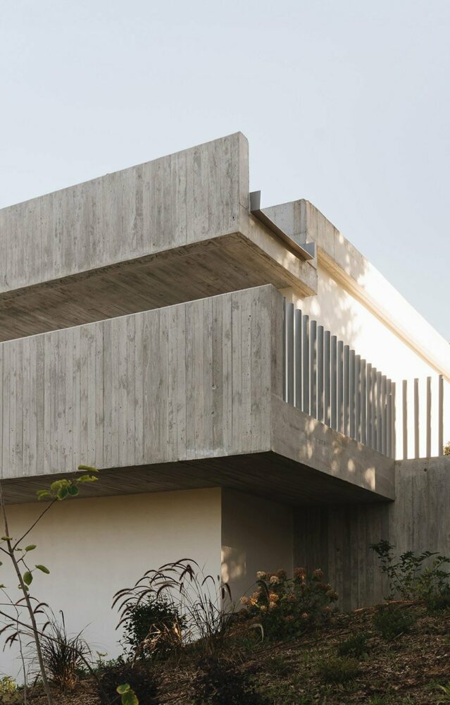 the parapets at the ends of the north side develop a continuous terrace on the upper level