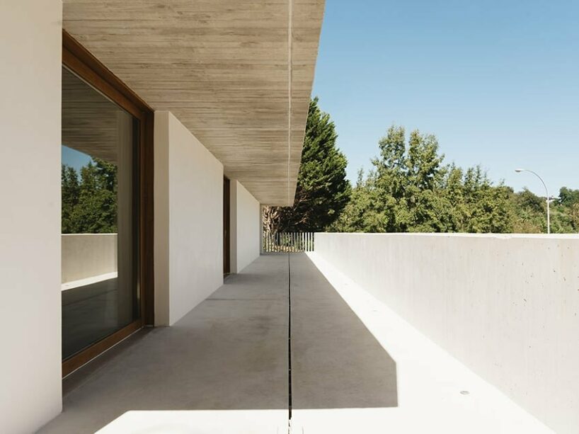 robust concrete surfaces envelop the cantilevered volumes
