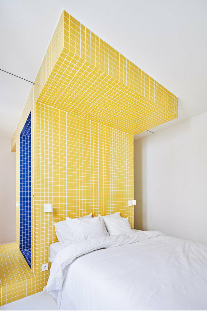 a 'technified' totem with yellow tiles organizes the main room