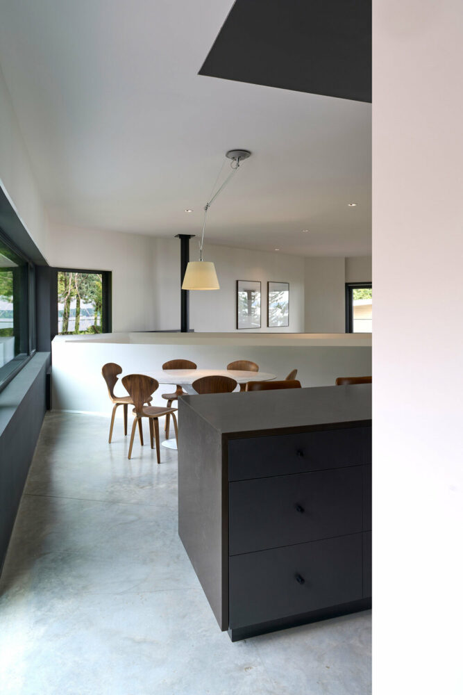 a contemporary residence that revives the principles of mid-century modern design