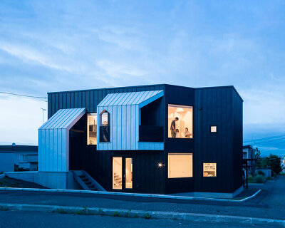 four interconnected deck floors develop around house's atrium in japan