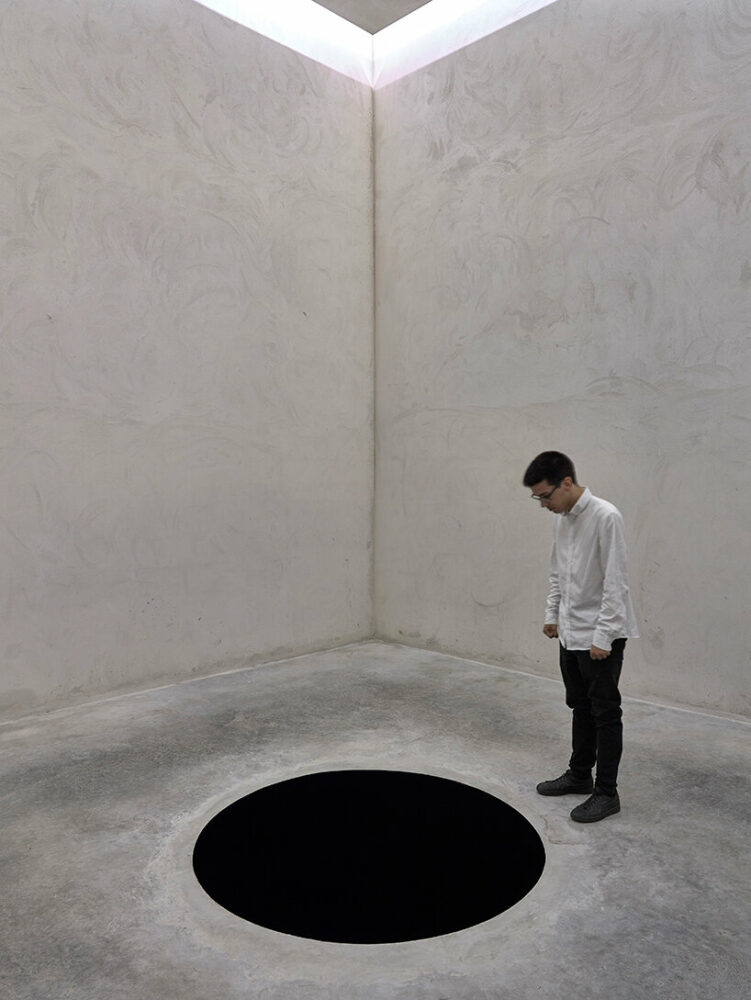 Anish Kapoor, Descent into Limbo (1992)