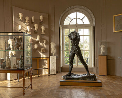danica o. kus captures antony gormley's crawling, crouching sculptures at musée rodin