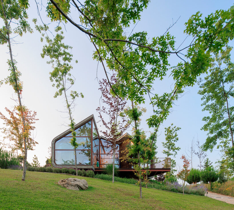 FCC arquitectura inserts wellness retreat into a lush oasis in portugal