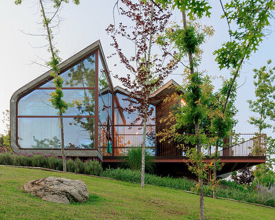 FCC arquitectura inserts wellness retreat into a lush oasis in rural portugal