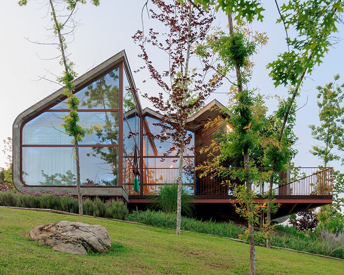 FCC arquitectura inserts wellness retreat into a lush oasis in rural portugal
