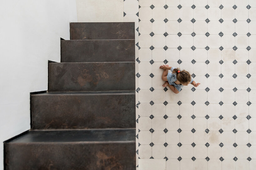 MOLD architects' scaffolding system balances function & openness in greek summer home