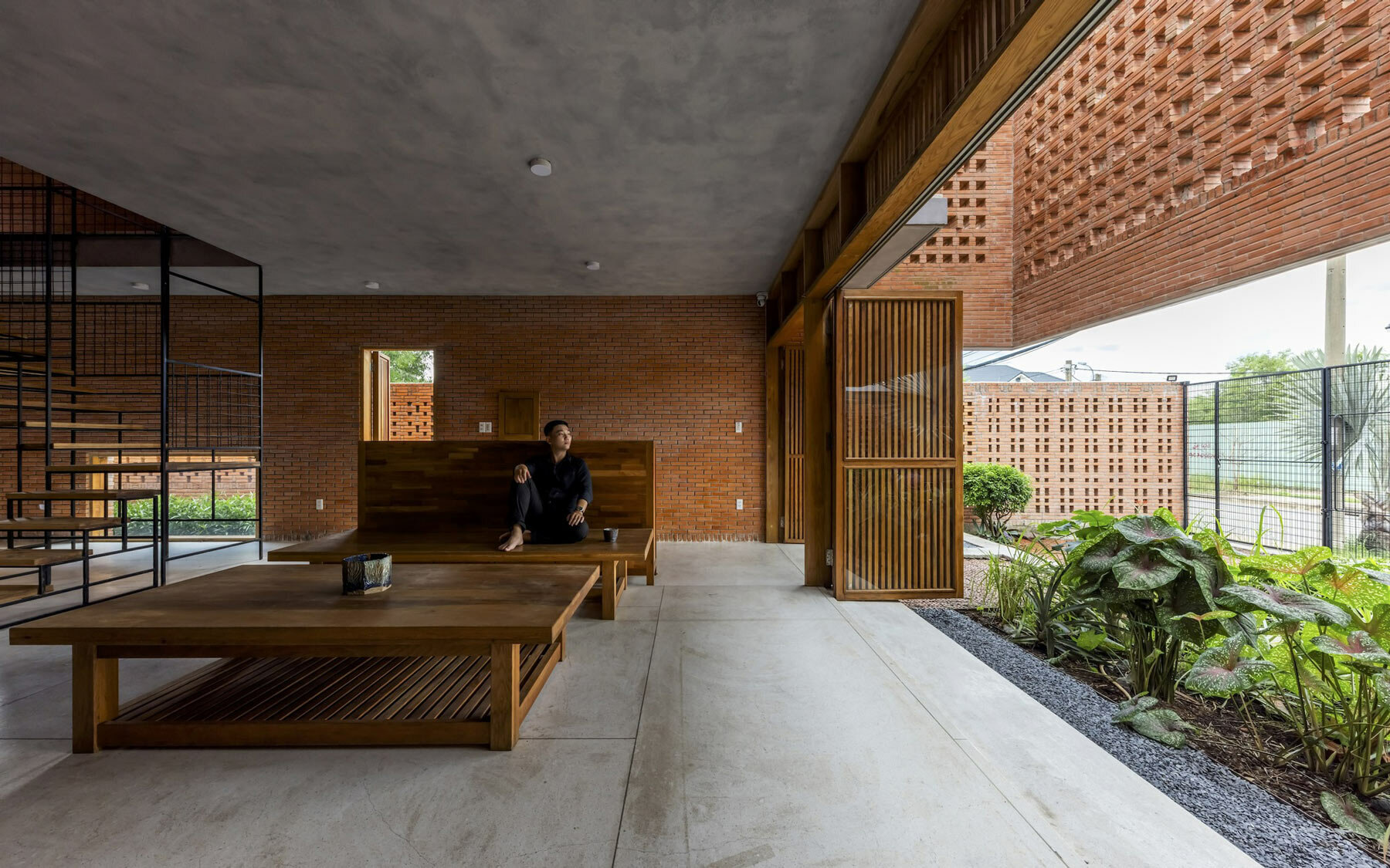 nha-be-house-tropical-space-vietnam-designboom-08a