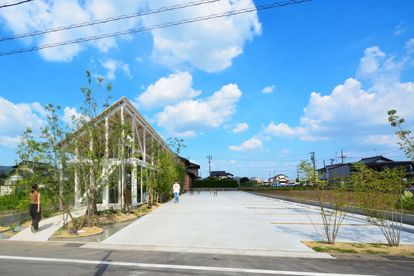 single-slope roof forms open terrace for studio velocity's japanese beauty salon 