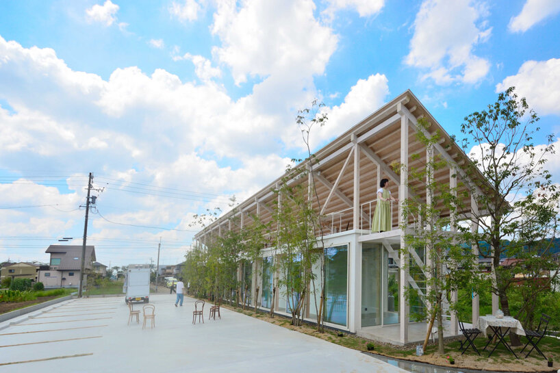 single-slope roof forms open terrace for studio velocity's japanese beauty salon 