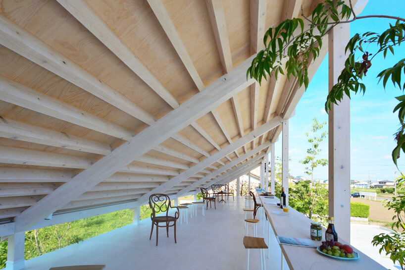 single-slope roof forms open terrace for studio velocity's japanese beauty salon 