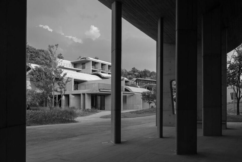 the entrance colonnade of Conference Hall Ⅲ ©Su Shengliang