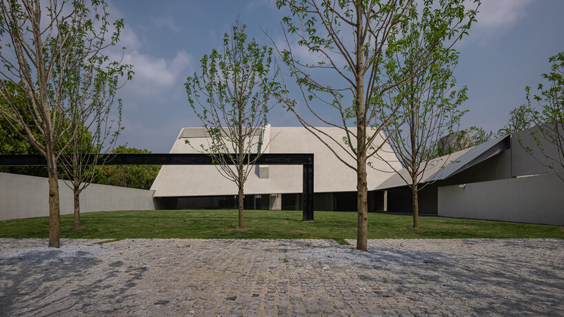 atelier deshaus encloses taoyiqiu memorial hall in china with monumental walls