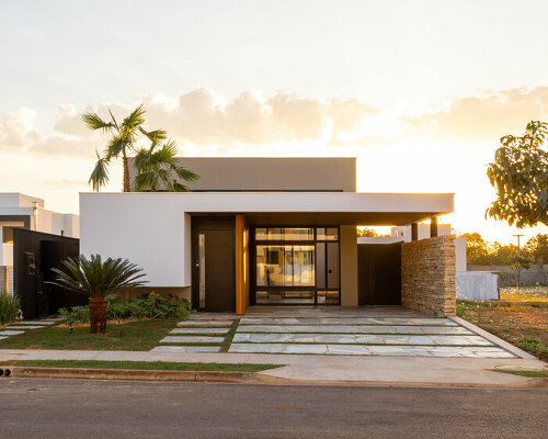 wood, stone and concrete craft ser_arquitetos' sunlit cerrado house in brazil