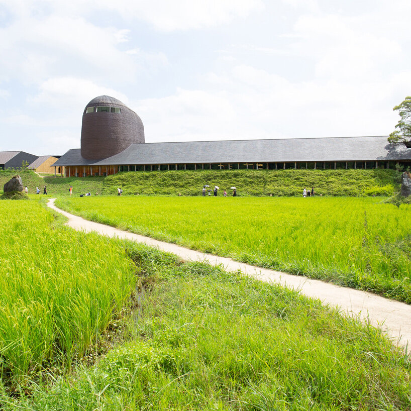 michele de lucchi & terunobu fujimori blanket la collina in grass, mimicking its mountainscape