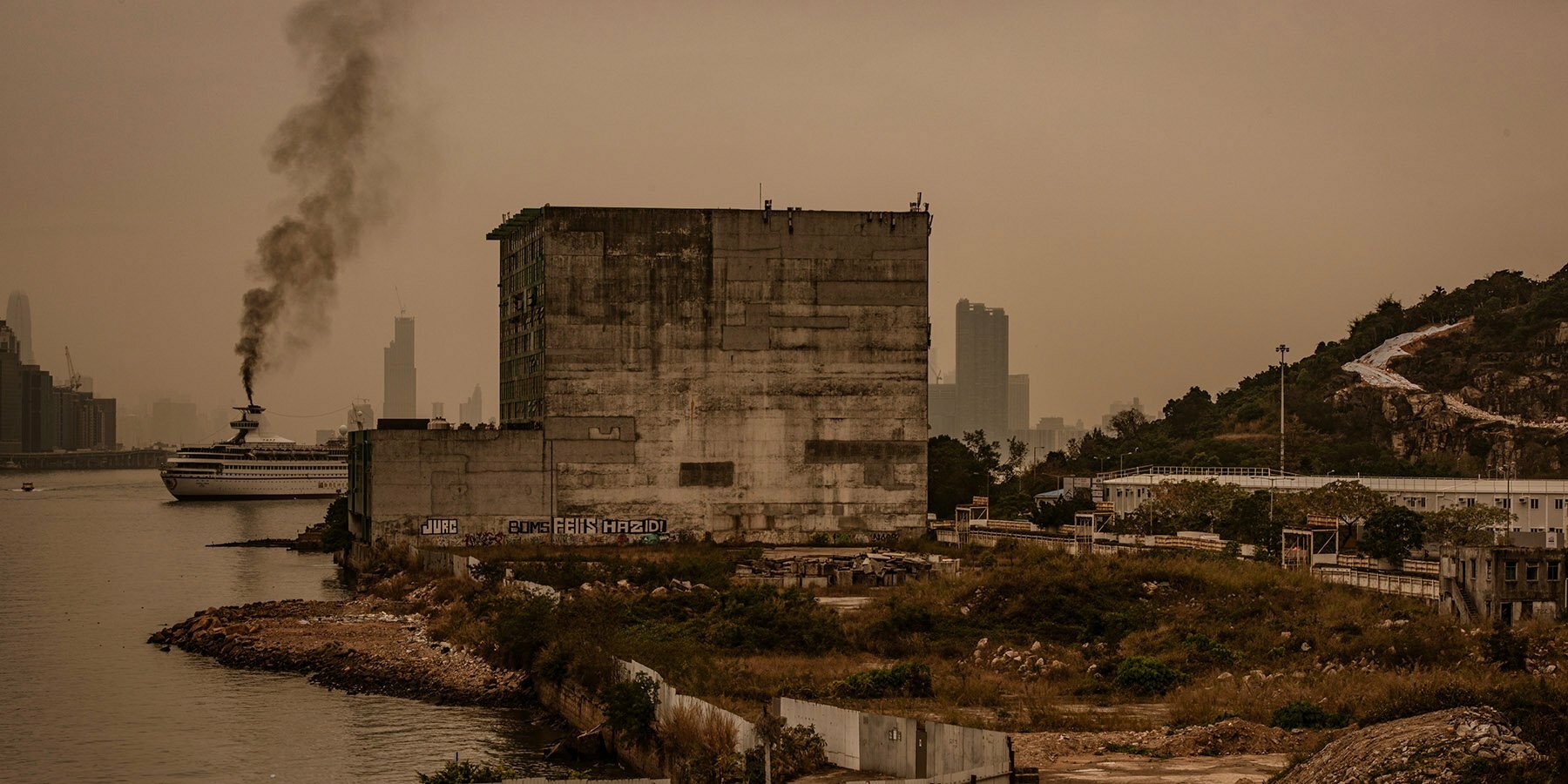 manuel-alvarez-diestro-photo-series-hong-kong-designboom-1800-1