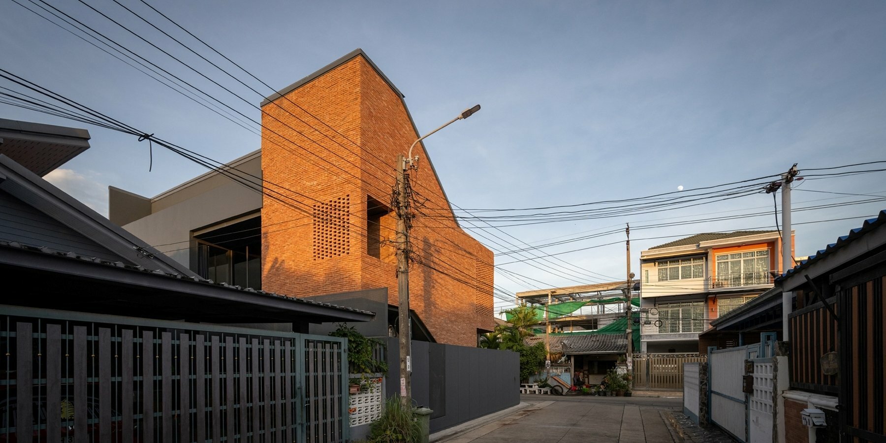 myj-house-bodinchapa-architects-bangkok-brick-designboom-1800-2