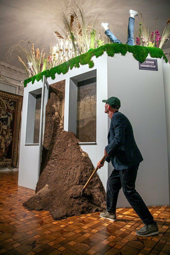 a huge pot overflowing with earth invites visitors to take a humorous photograph