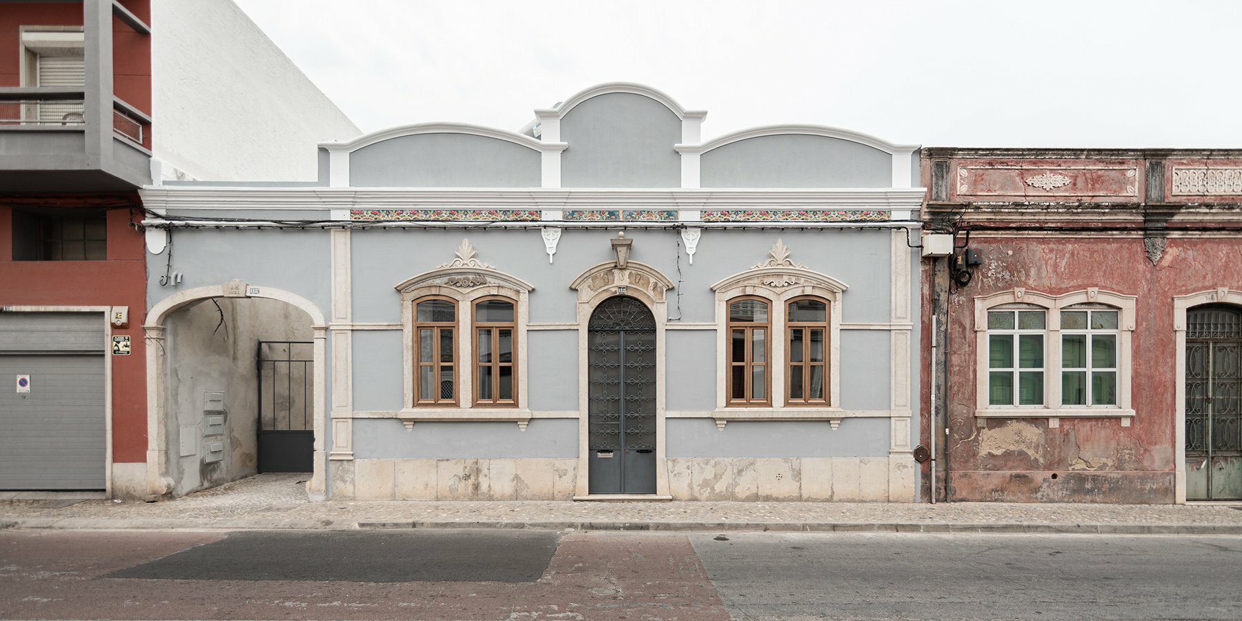 three-exposed-concrete-facades-corpo-atelier-portugal-designboom-1800-3