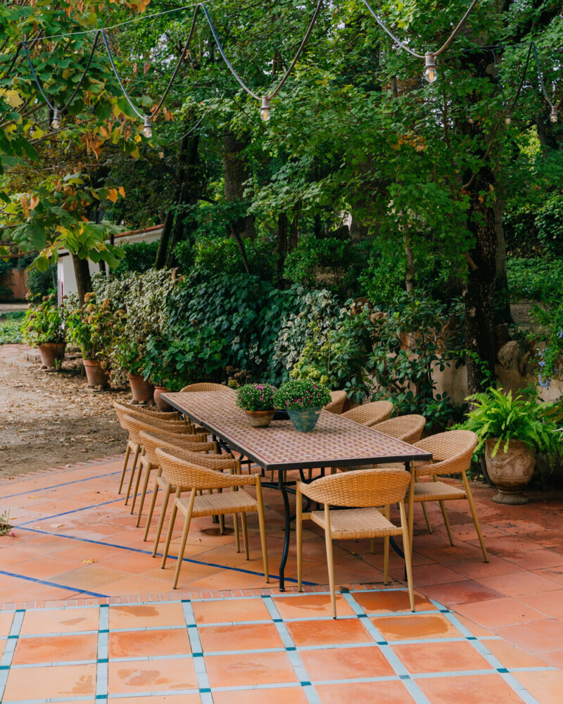 mesura's minimalistic residence brings a contemporary twist to catalonian tradition