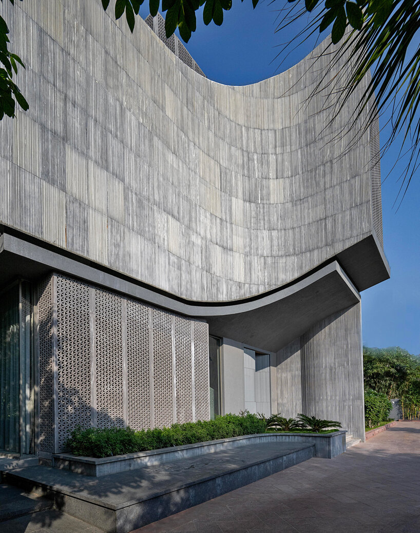 sanjay puri's screening facade infuses zen spaces in india with transparency & indirect light