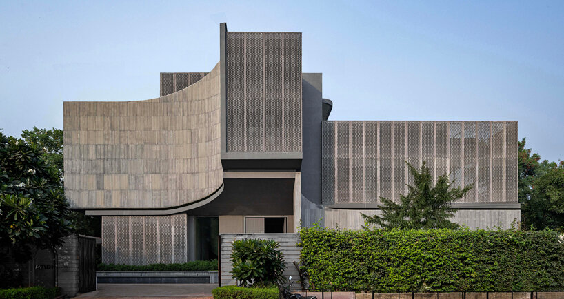 sanjay puri's screening facade infuses zen spaces in india with transparency & indirect light