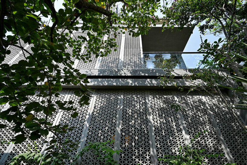 sanjay puri's screening facade infuses zen spaces in india with transparency & indirect light