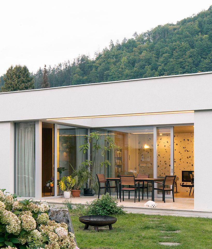 AOSI pierces residence's volume with green atriums in the czech republic - 2