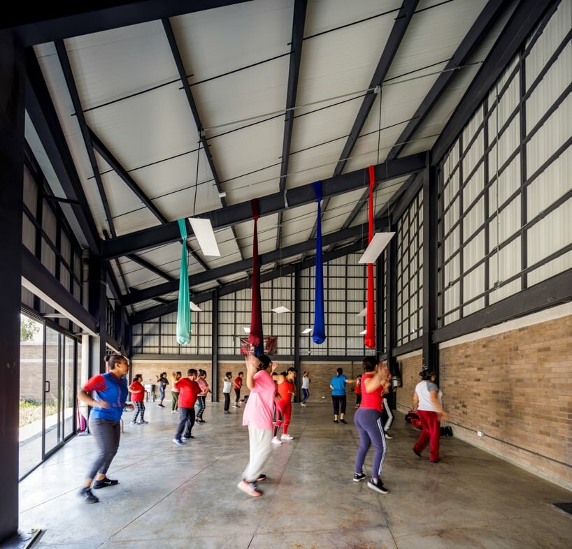 the main blocks house classrooms, workshops, and services arranged in a flexible layout