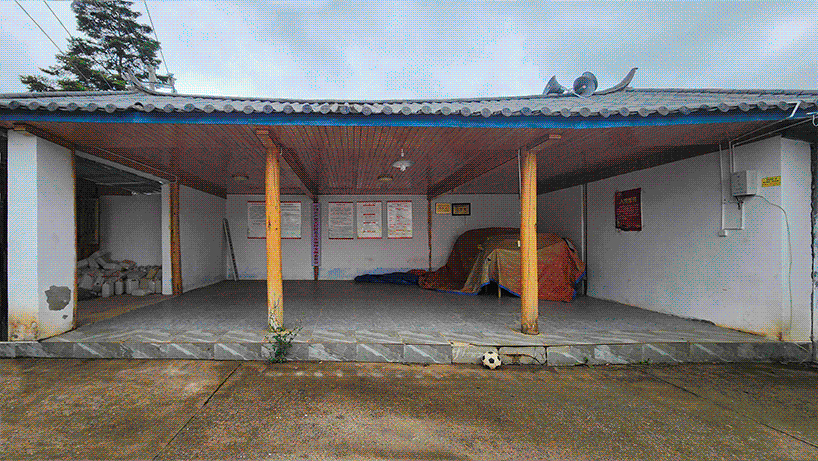 the subspace, composed of aluminum alloy and glass, is integrated with the original wooden architecture