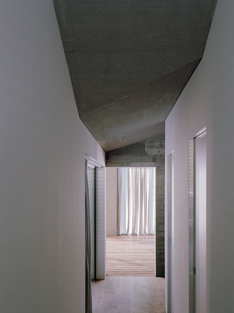 alfredo vanotti's B house embraces open courtyard οverlooking sassella vineyards in italy