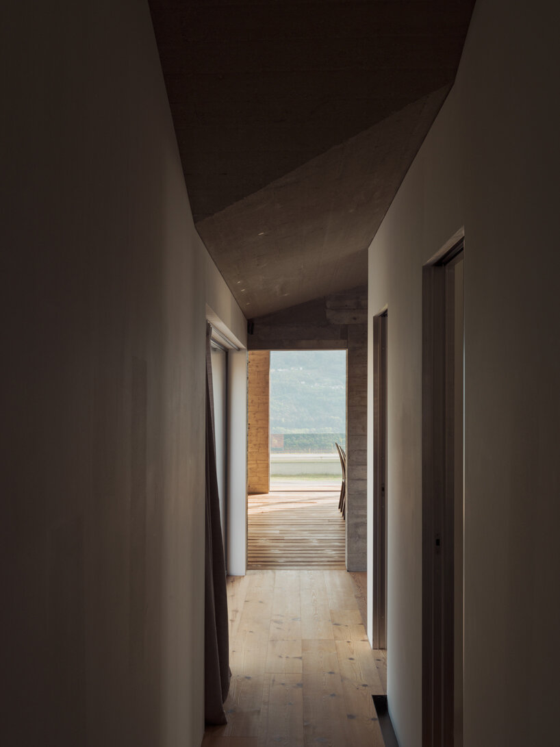 alfredo vanotti's B house embraces open courtyard οverlooking sassella vineyards in italy