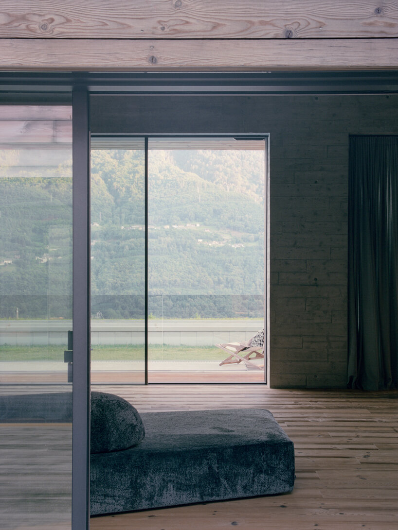 alfredo vanotti's B house embraces open courtyard οverlooking sassella vineyards in italy