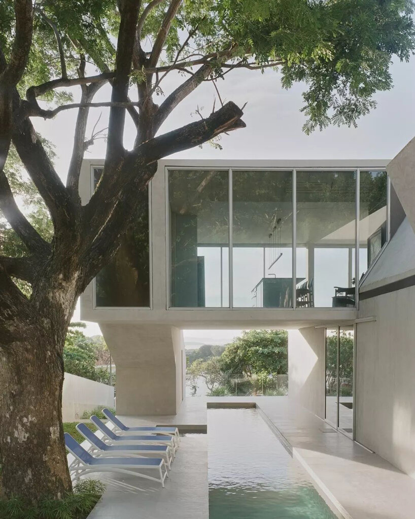 concrete cubes overlooking the ocean and sky compose CAZA's house in the philippines