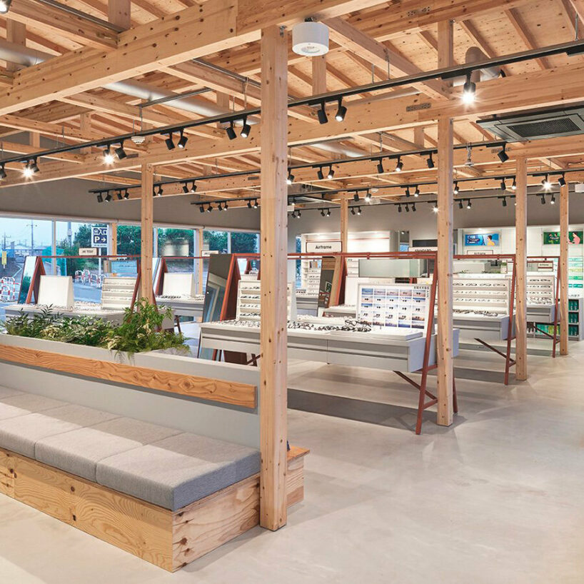 warmth of wood, inorganic gray, and transparency contribute to the inviting ambiance